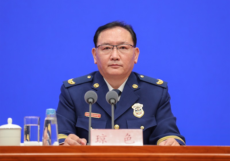 基霸插bi应急部党组成员、消防救援局局长琼色出席新闻发布会